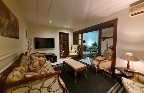 Az Zagazig Apartamento | Luxurious 3-Bedroom Dokki Apartment - Ideal Location Downtown Cairo