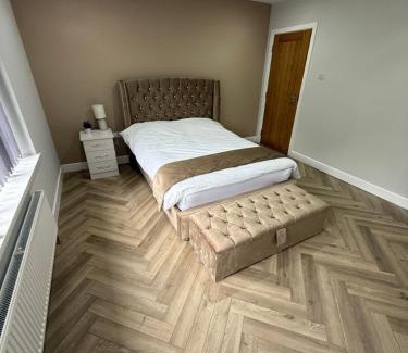 Wolverhampton Apartamento | Luxurious 3 bedrooms flat near New Cross,Wolverhampton No Parties or events