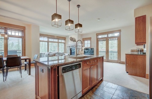 River Run Condominio | Luxurious 3 BR in River Run Village with Ski-In Out, No Cleaning fee by RedAwning