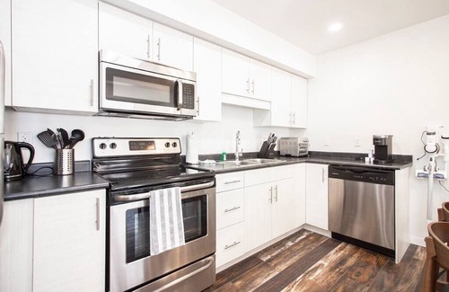 Fort Gary Casa | Luxurious 3BDRM townhouse with parking and Wi-Fi!