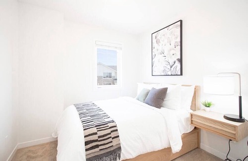 Fort Gary Casa | Luxurious 3BDRM townhouse with parking and Wi-Fi!