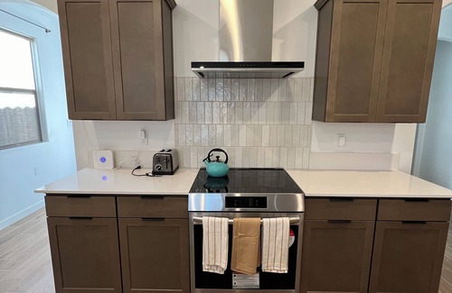 Pumpkin Center Casa | Luxurious 3BR/3BA Getaway Home with Dual Living Spaces in SW Bakersfield