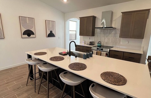 Pumpkin Center Casa | Luxurious 3BR/3BA Getaway Home with Dual Living Spaces in SW Bakersfield