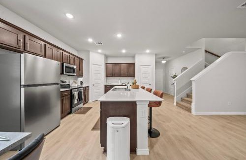 Denton Casa | Luxurious 4 Bed Duplex Getaway!