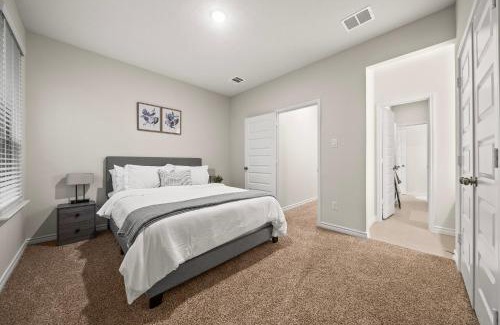 Denton Casa | Luxurious 4 Bed Duplex Getaway!