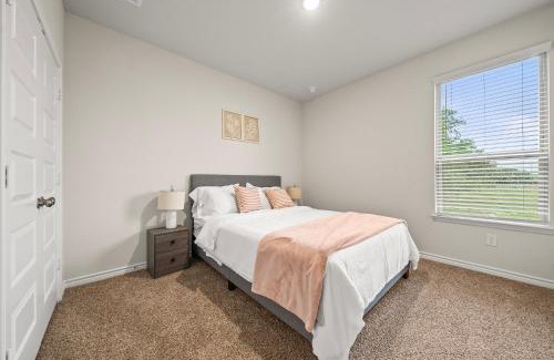 Denton Casa | Luxurious 4 Bed Duplex Getaway!