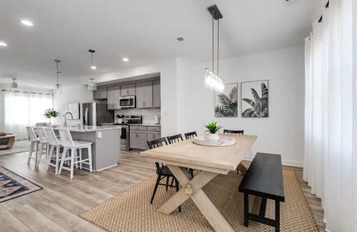Issue Casa | Luxurious 4 Bedroom Vacation Getaway with Garage, Pool & Putting Green
