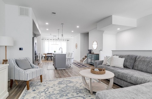 Issue Casa | Luxurious 4 Bedroom Vacation Getaway with Garage, Pool & Putting Green