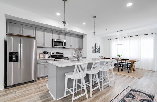 Issue Casa | Luxurious 4 Bedroom Vacation Getaway with Garage, Pool & Putting Green