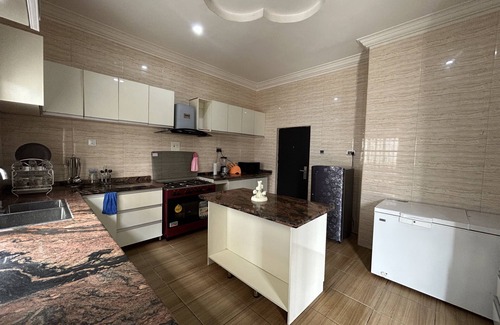 Utako Casa | Luxurious 4-Bedroom Duplex: Modern Elegance, Spacious and Prime Location Await!