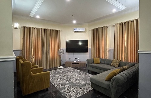 Utako Casa | Luxurious 4-Bedroom Duplex: Modern Elegance, Spacious and Prime Location Await!