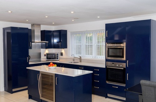 Sheerness Casa | Luxurious 4-Bedroom Detached Home Just Steps from the Beach –Best Coastal Living