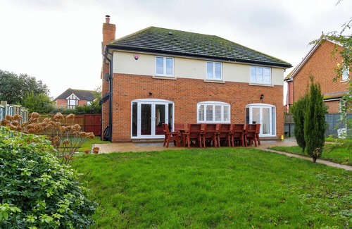 Sheerness Casa | Luxurious 4-Bedroom Detached Home Just Steps from the Beach –Best Coastal Living