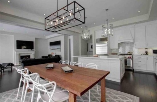 Oakville Casa | Luxurious 4 Bedroom home.
