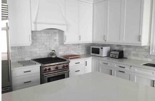 Oakville Casa | Luxurious 4 Bedroom home.