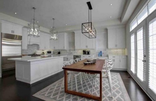 Oakville Casa | Luxurious 4 Bedroom home.
