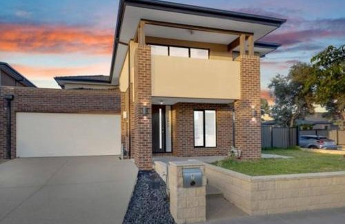 Truganina Casa | Luxurious 4 Bedroom Home in Prime Location