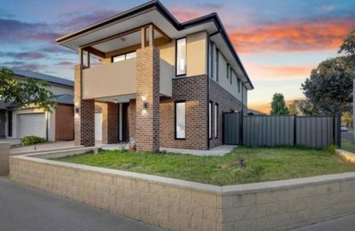 Truganina Casa | Luxurious 4 Bedroom Home in Prime Location