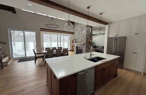 Orford Chalet De Esquí | Luxurious 4 Bedroom Lakehouse, Ski, Outdoor, Double sided Fireplace