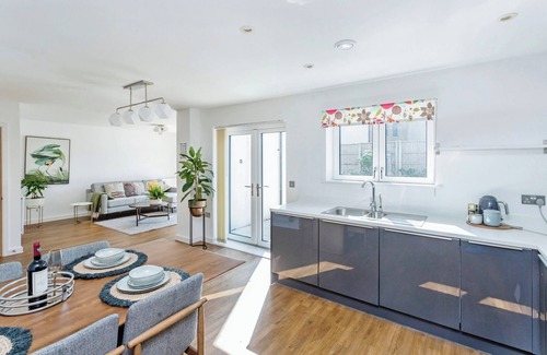 Milton Keynes Casa | Luxurious 4 BH Home Near Willen Lake Ideal for Families & Business Stays!