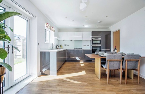 Milton Keynes Casa | Luxurious 4 BH Home Near Willen Lake Ideal for Families & Business Stays!