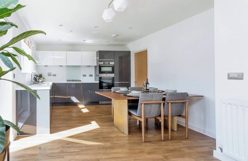 Milton Keynes Casa | Luxurious 4 BH Home Near Willen Lake Ideal for Families & Business Stays!