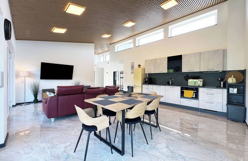 Wachtberg Apartamento | Luxurious 4-room penthouse with jacuzzi, roof terrace, parking space, e-charging station