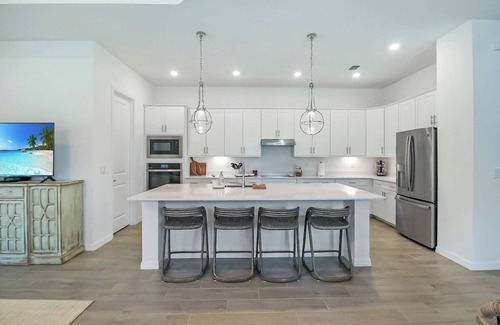 Venice Casa | Luxurious 4BR pool home in Wellen Park - Florida Sanctuary