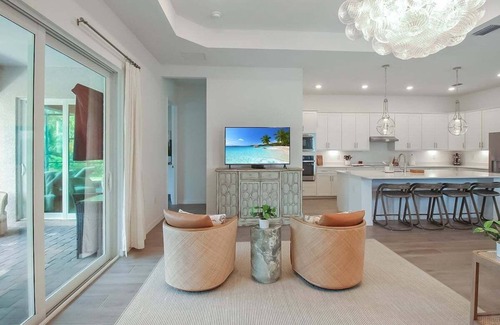 Venice Casa | Luxurious 4BR pool home in Wellen Park - Florida Sanctuary