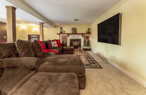 East Kootenay Casa | LUXURIOUS 5,500 sqft Home: 5 Br/5 Ba | PRIVATE Pool & Hot Tub | STEPS to Beach