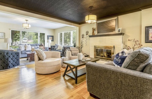 East Kootenay Casa | LUXURIOUS 5,500 sqft Home: 5 Br/5 Ba | PRIVATE Pool & Hot Tub | STEPS to Beach