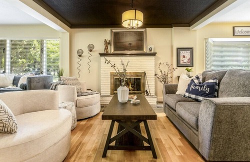 East Kootenay Casa | LUXURIOUS 5,500 sqft Home: 5 Br/5 Ba | PRIVATE Pool & Hot Tub | STEPS to Beach