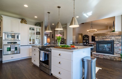 Eugene Casa | Luxurious 5-bedroom House - Convenient Location
