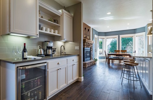 Eugene Casa | Luxurious 5-bedroom House - Convenient Location
