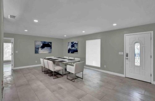 Southwest Orlando Casa | Luxurious 5 bedroom lake house 3min from Universal