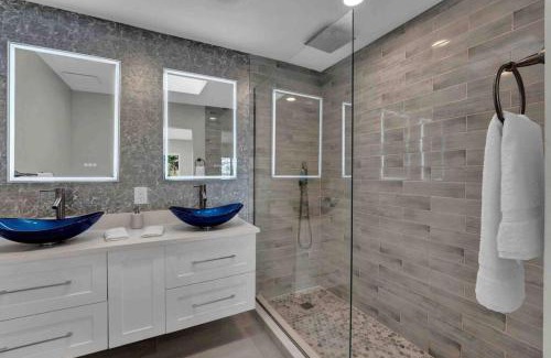 Southwest Orlando Casa | Luxurious 5 bedroom lake house 3min from Universal
