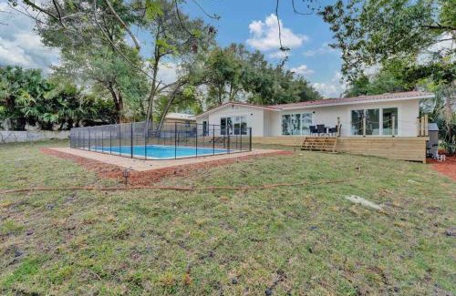 Southwest Orlando Casa | Luxurious 5 bedroom lake house 3min from Universal