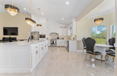 Kissimmee Casa | Luxurious 5-Bedroom Retreat: Gold Accents, Modern Amenities, & Fun!"
