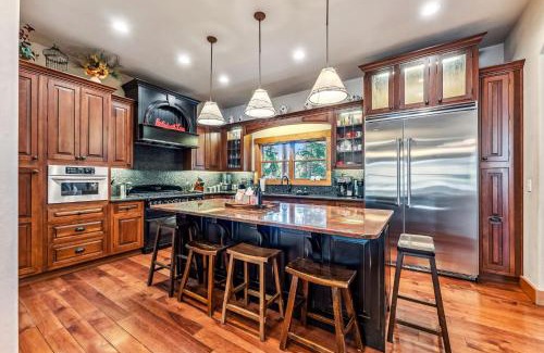 Blue River Casa | Luxurious 5BDR Getaway with Hot Tub and Mountain Views