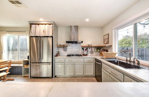 Cameron Park Casa | Luxurious 5BR, 3BA home with full kitchen, 2 living rooms, office and yard.