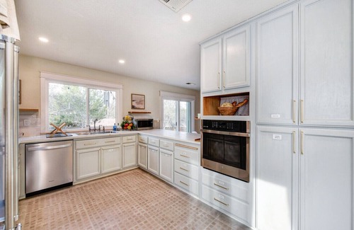 Cameron Park Casa | Luxurious 5BR, 3BA home with full kitchen, 2 living rooms, office and yard.