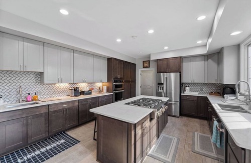 Glenelg Casa | Luxurious 6-bed home with 3-acre yard, ideal for family gatherings. Book now!