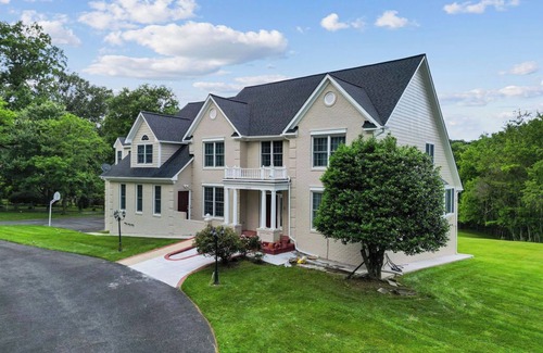 Glenelg Casa | Luxurious 6-bed home with 3-acre yard, ideal for family gatherings. Book now!