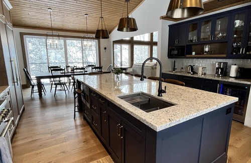 Dysart et al Cabaña | Luxurious 6-Bedroom Waterfront Retreat on Percy Lake