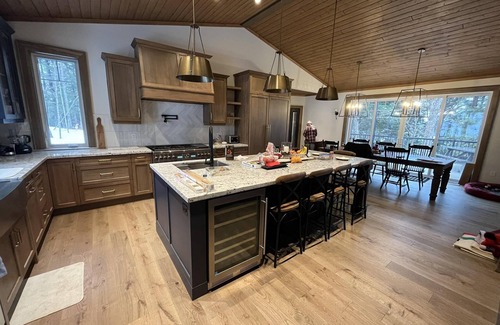Dysart et al Cabaña | Luxurious 6-Bedroom Waterfront Retreat on Percy Lake