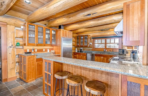 Snoqualmie Pass Casa | Luxurious 6000-square-foot mountain estate on 10 acres with hot tub & firepit