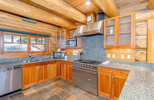 Snoqualmie Pass Casa | Luxurious 6000-square-foot mountain estate on 10 acres with hot tub & firepit