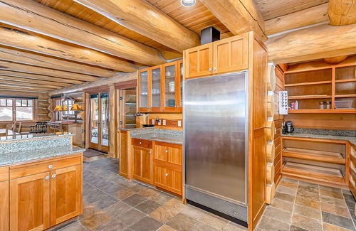 Snoqualmie Pass Casa | Luxurious 6000-square-foot mountain estate on 10 acres with hot tub & firepit