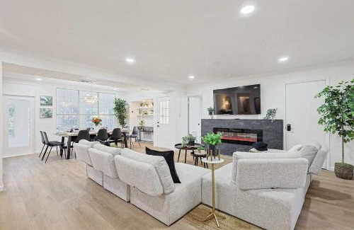 Sherman Casa | Luxurious 6BR 3BA Villa with Hot Tub