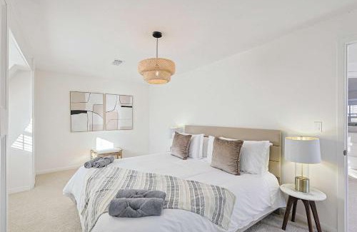 Sherman Casa | Luxurious 6BR 3BA Villa with Hot Tub